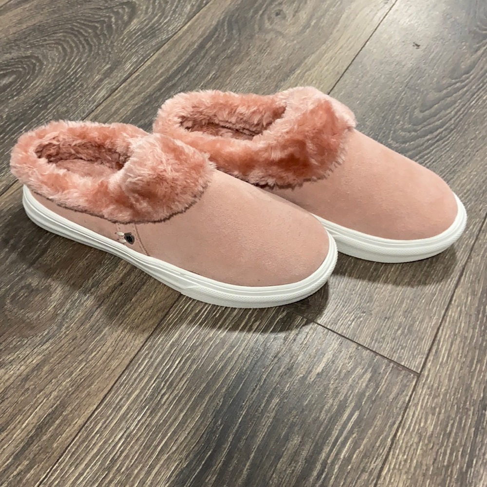 Comfy, furry, slip on 😍